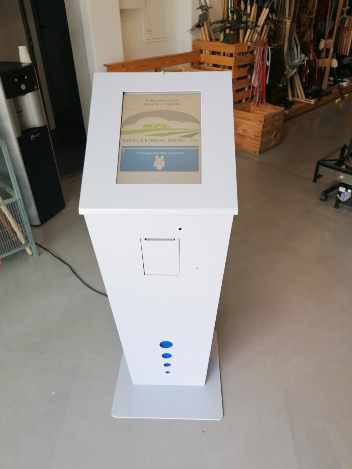 totem kiosk com ecra tátil 15"